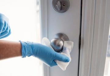 Mennyi idő alatt fertőtlenít egy törlőkendő?